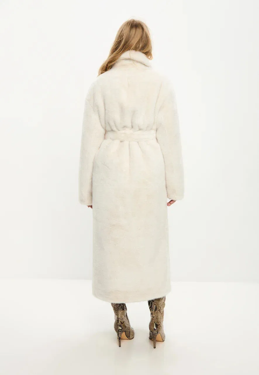 Luxurious Faux Fur Coat Freya - White